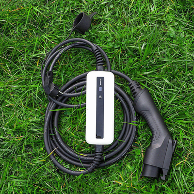 흰색 휴대용 EV 충전기 유럽 표준 플러그 16A 220V 전기 자동차 충전기 출력력 3.5KW