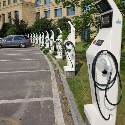 L/N/PE 입력 연결으로 바닥에 장착된 120kW 듀얼 총 충전 스테이션을 제공합니다